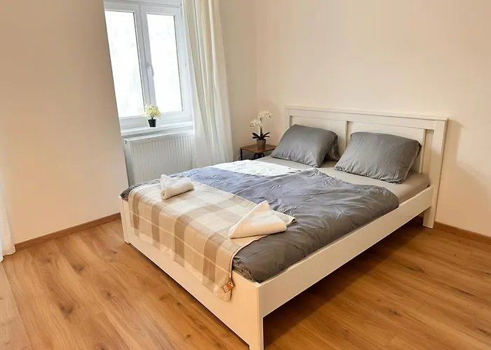 Urban 2-bedroom Garden Escape With Netflix Projector & Full Amenities Near Westbahnhof Metro Daire