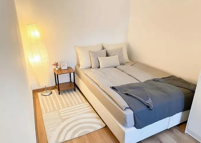 Urban 2-bedroom Garden Escape With Netflix Projector & Full Amenities Near Westbahnhof Metro Daire Viyana