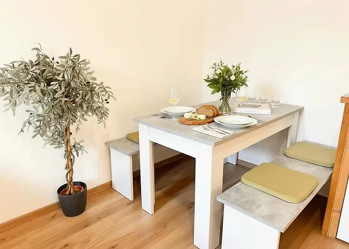 Daire Urban 2-bedroom Garden Escape With Netflix Projector & Full Amenities Near Westbahnhof Metro *