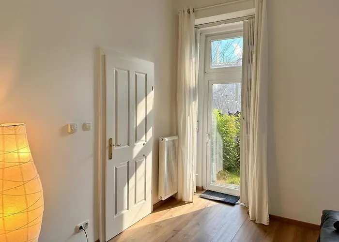 Daire Urban 2-bedroom Garden Escape With Netflix Projector & Full Amenities Near Westbahnhof Metro Viyana