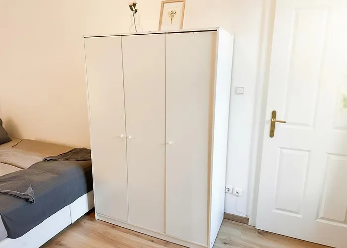 Urban 2-bedroom Garden Escape With Netflix Projector & Full Amenities Near Westbahnhof Metro * Viyana