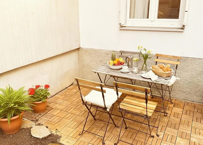 Urban 2-bedroom Garden Escape With Netflix Projector & Full Amenities Near Westbahnhof Metro