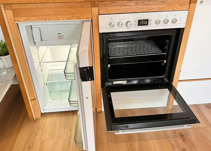 Urban 2-bedroom Garden Escape With Netflix Projector & Full Amenities Near Westbahnhof Metro Viyana