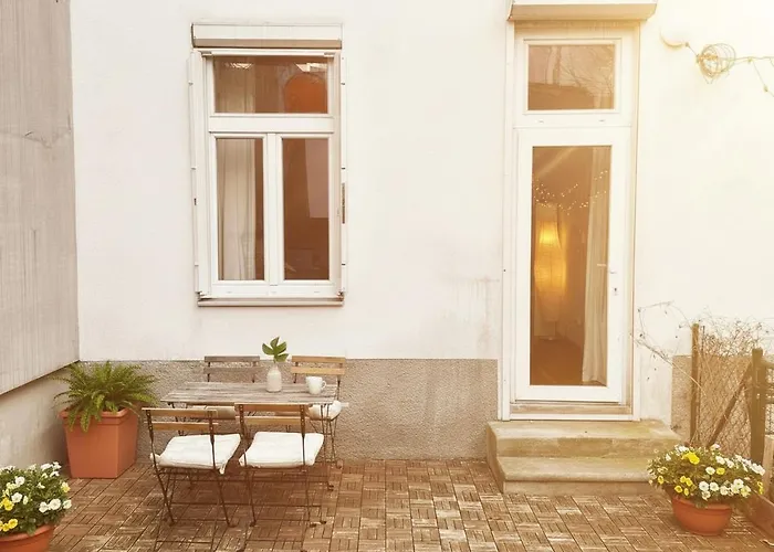 Urban 2-bedroom Garden Escape With Netflix Projector & Full Amenities Near Westbahnhof Metro Viyana