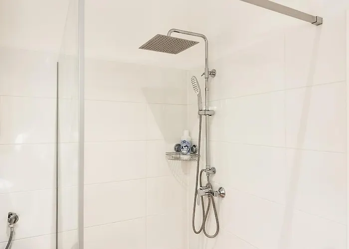 Daire Urban 2-bedroom Garden Escape With Netflix Projector & Full Amenities Near Westbahnhof Metro