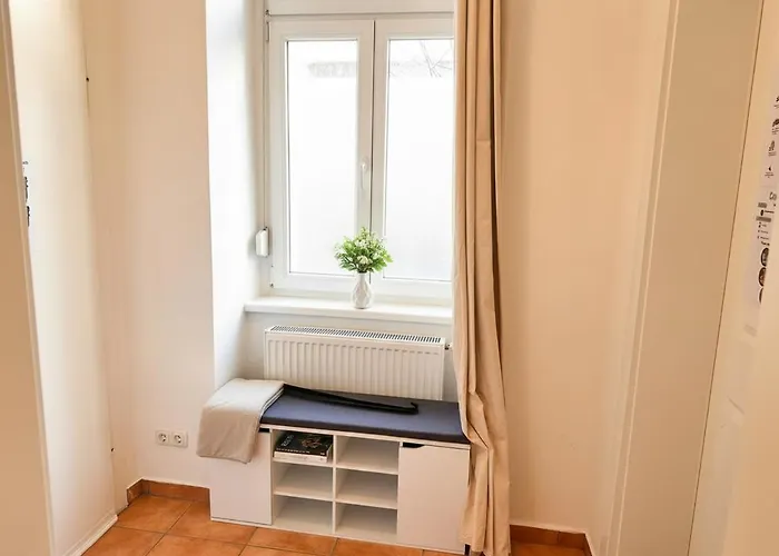 Urban 2-bedroom Garden Escape With Netflix Projector & Full Amenities Near Westbahnhof Metro *