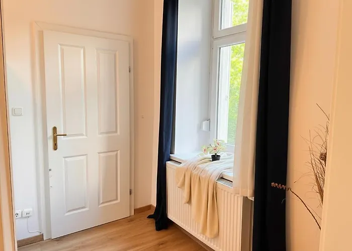 Urban 2-bedroom Garden Escape With Netflix Projector & Full Amenities Near Westbahnhof Metro *