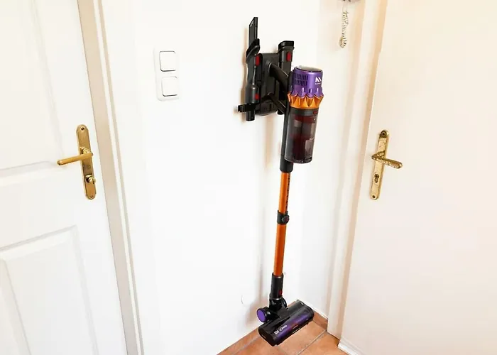 Daire Urban 2-bedroom Garden Escape With Netflix Projector & Full Amenities Near Westbahnhof Metro Viyana